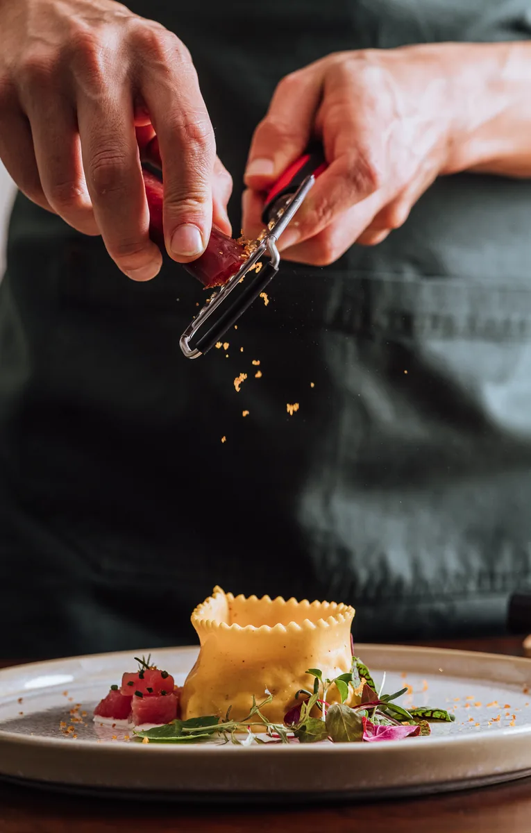 Ravioli recheado, espuma de vôngole, crudo e bottarga